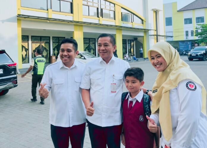 Bupati Karawang Ajak Para Ayah Antar Anak di Hari Pertama Sekolah, Perkuat Ketahanan Keluarga dan Bangun Generasi Berkualitas