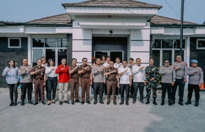 Tinjau Gebyar PATEN Karawang Barat, Bupati Aep Perkuat Pelayanan Publik, Serahkan Bantuan Sosial, dan Resmikan Pembangunan Infrastruktur