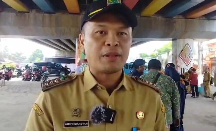 Pascapenataan Flyover Cikampek, Camat Adi Firmansyah Gelar Rapat Outdoor di Bawah Flyover, Dukung Arahan Bupati Aep
