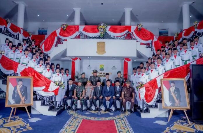 Bupati Aep Kukuhkan Paskibraka 2026, Pesan Jaga Almamater dan Nama Baik Karawang