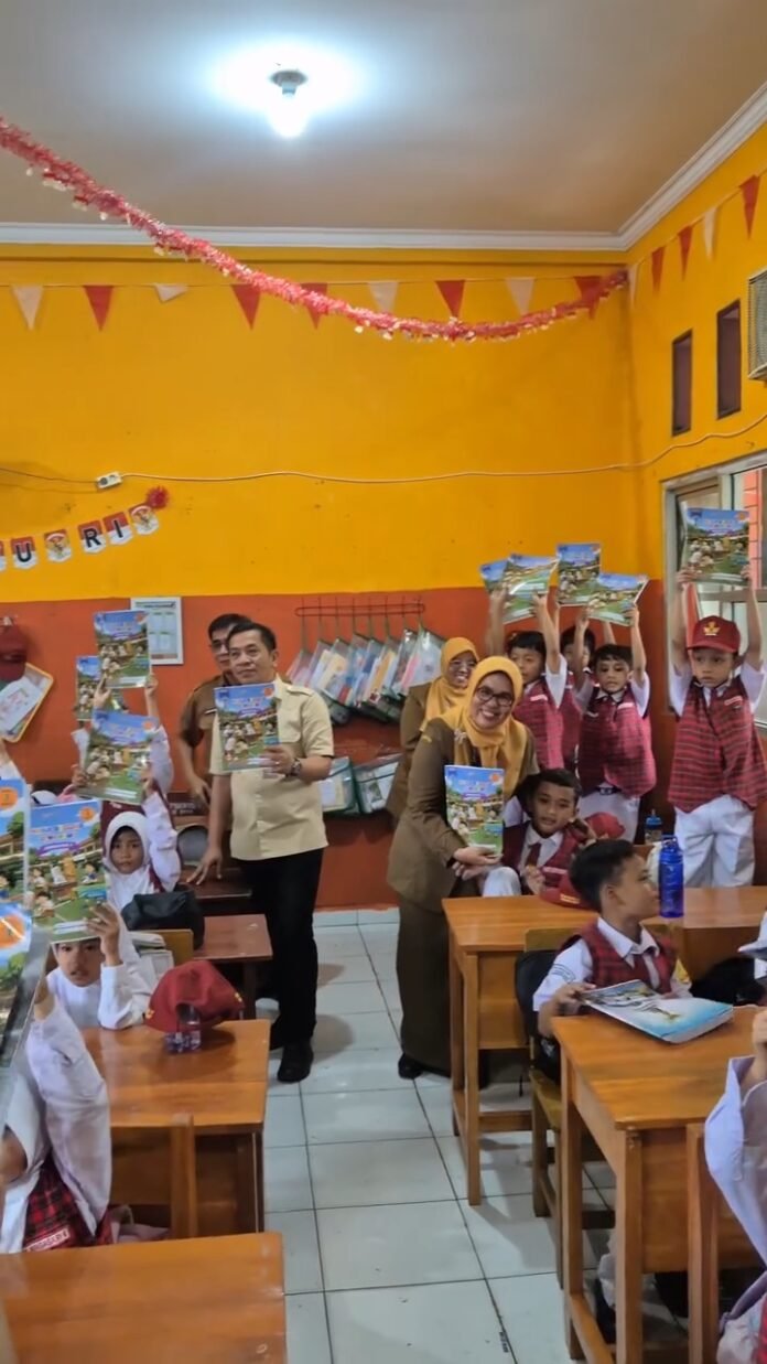 Dari Sekolah untuk Masa Depan, Bupati Aep Bagikan Modul Gratis kepada Siswa Karawang
